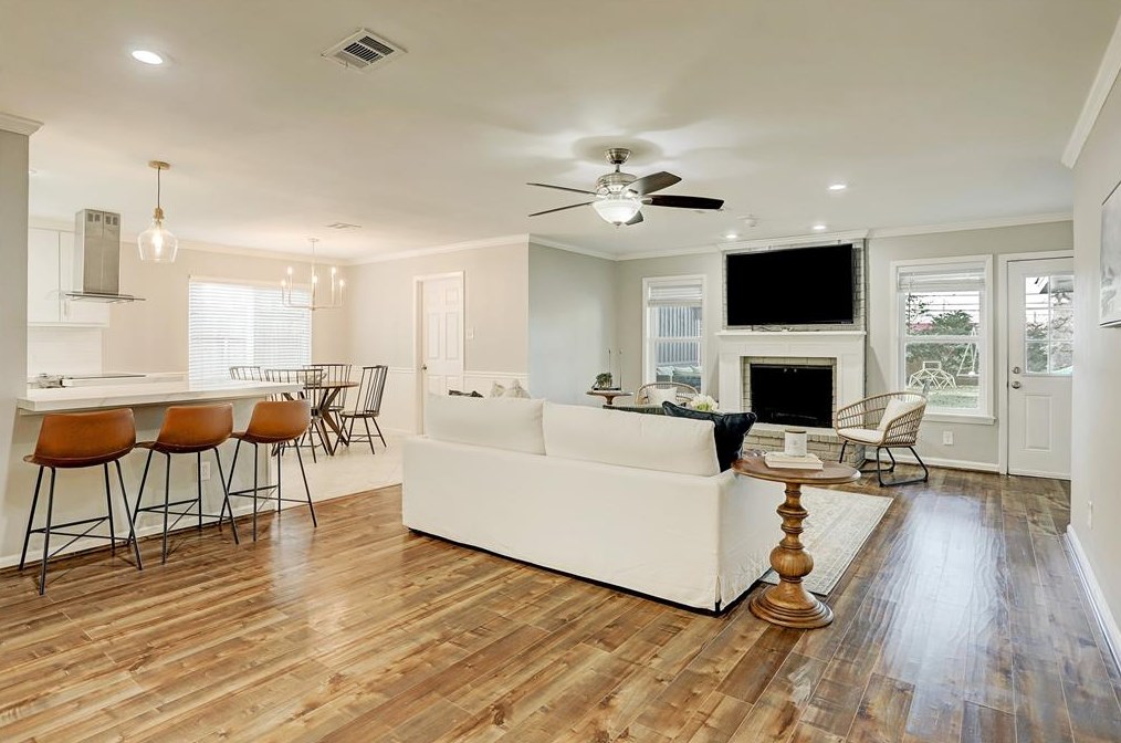 2335 Brookmere Dr, Houston TX  77008-1138 exterior