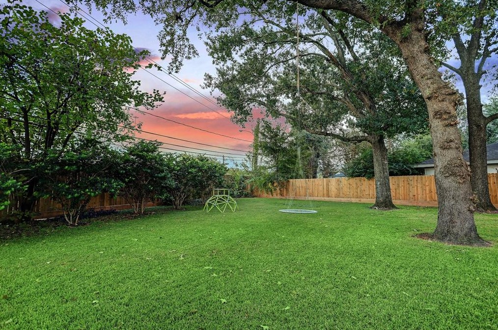 2335 Brookmere Dr, Houston TX  77008-1138 exterior