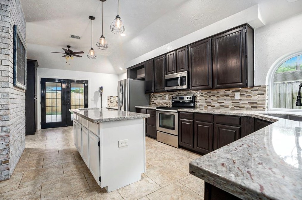 846 Maplewood Fls Ct, Houston TX  77062-2143 exterior