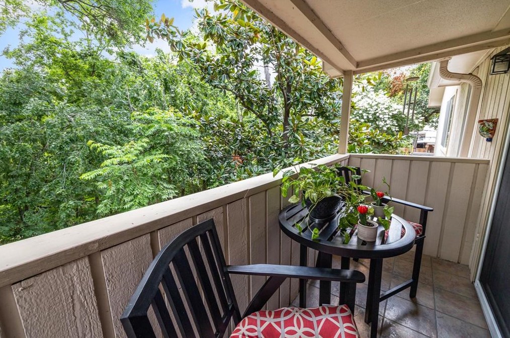 615 Ripple Creek Dr, Houston TX  77057-1011 exterior