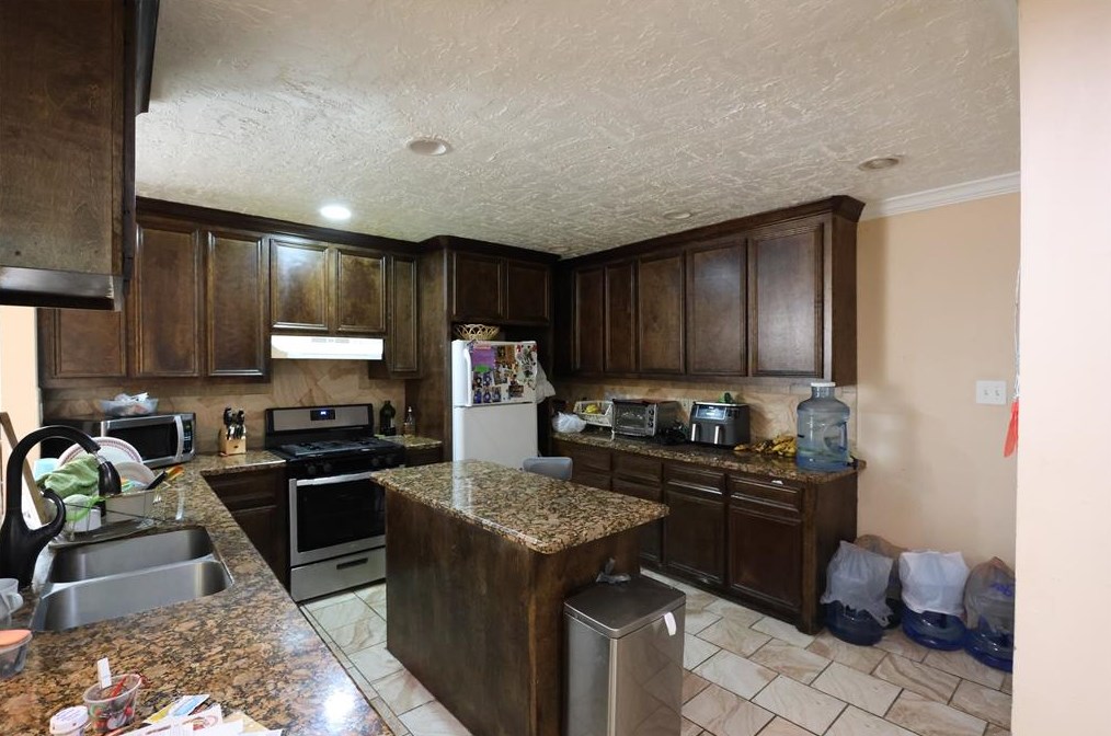 13242 Sharpbill Dr, Houston TX  77083-4878 exterior