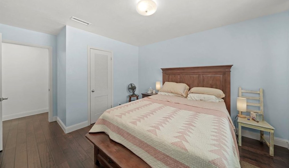 10710 Wickersham Ln, Houston TX  77027-4014 exterior