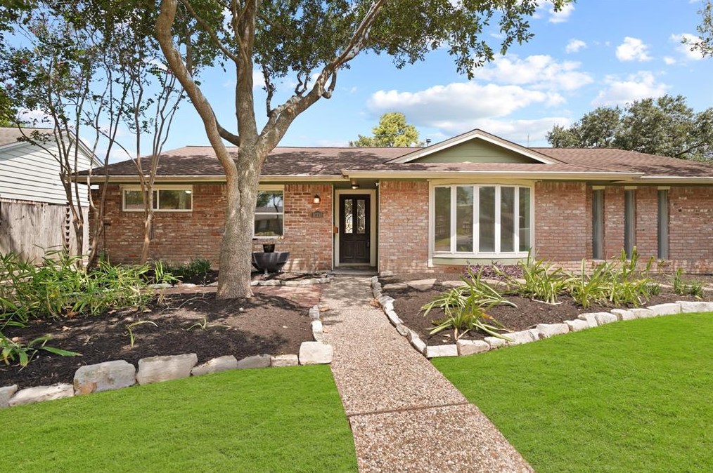 10710 Wickersham Ln, Houston TX  77042-3017 exterior