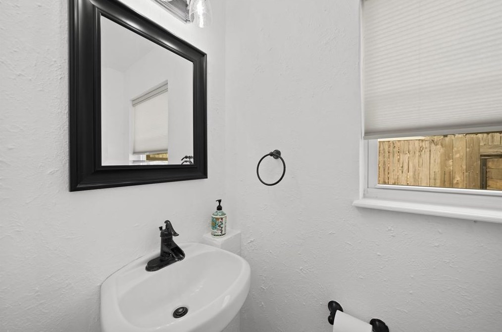10710 Wickersham Ln, Houston TX  77027-4014 exterior