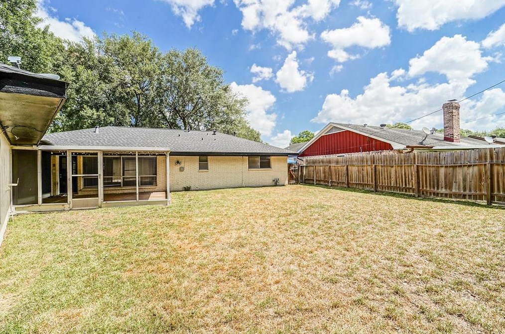 8206 Gdn Park Dr, Houston TX  77075-4637 exterior