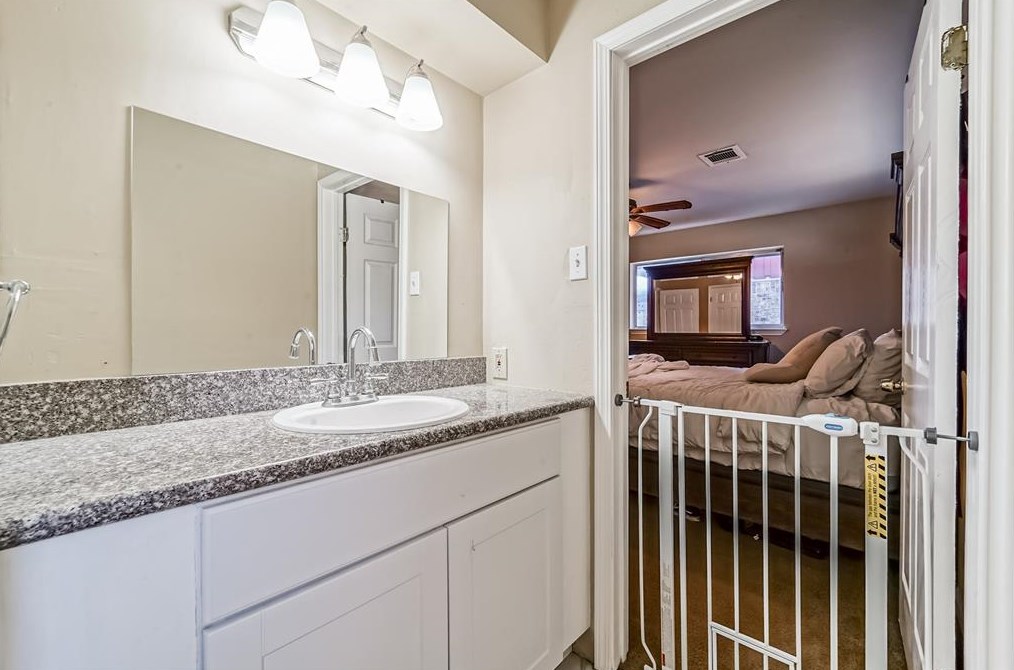 8206 Gdn Park Dr, Houston TX  77075-4637 exterior