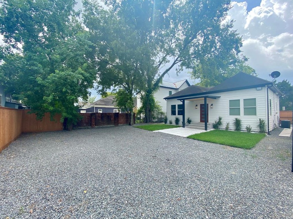 2020 Fulton St, Houston TX  77009-8424 exterior