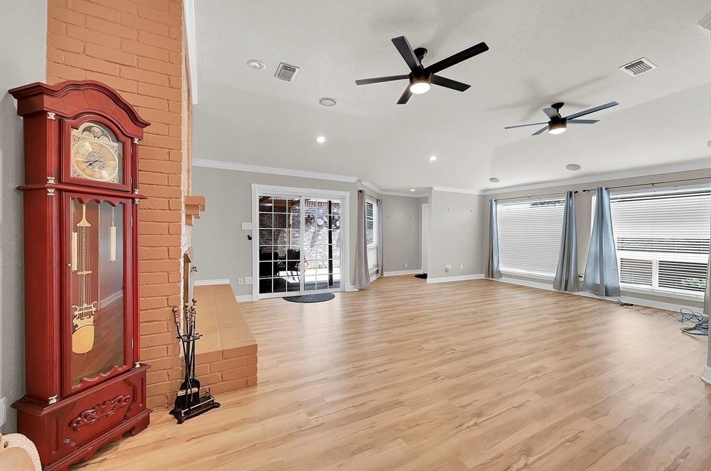 9242 Wellsworth Dr, Houston TX  77083-5941 exterior