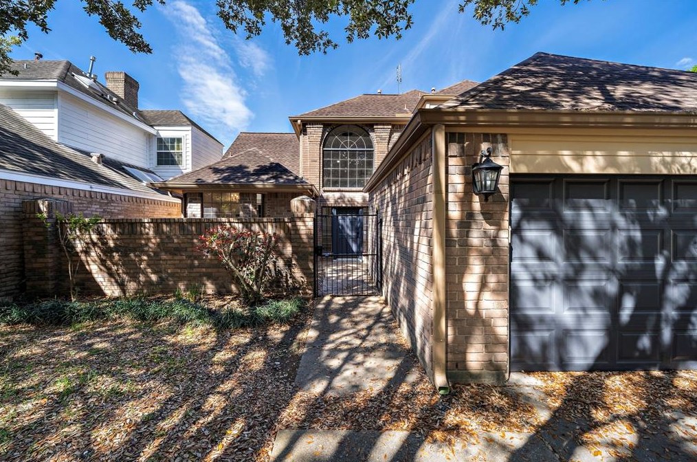 1631 Gingerleaf Ln, Houston TX  77055-3409 exterior