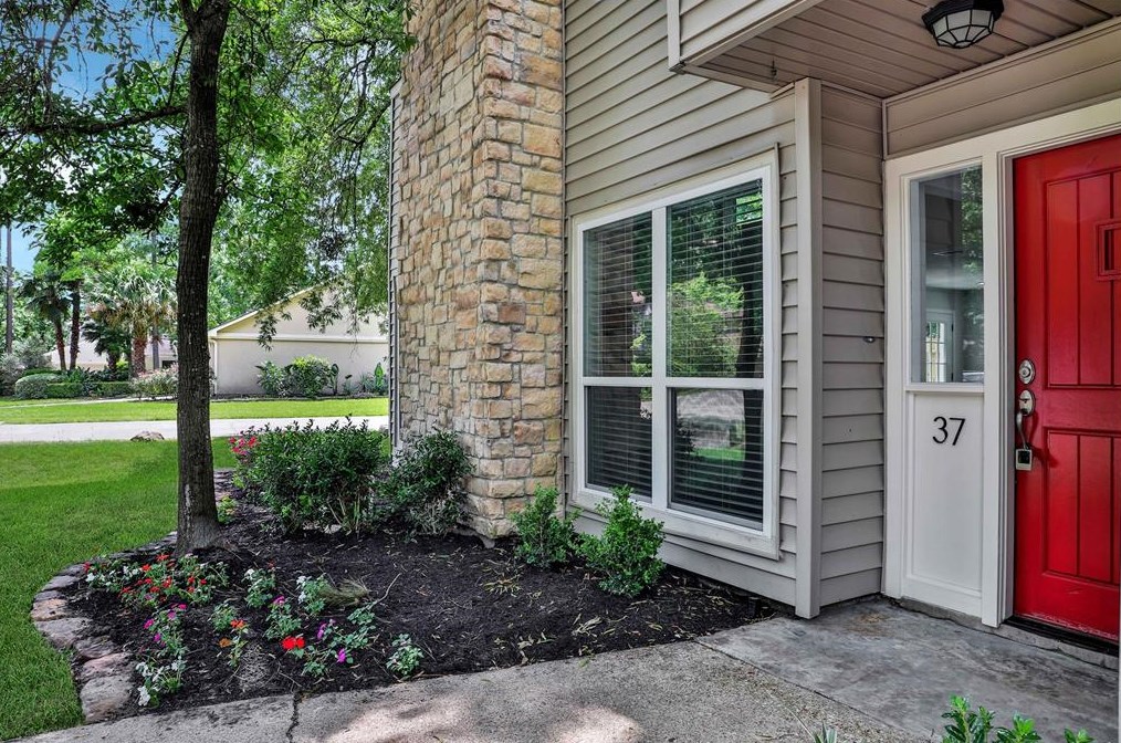 37 Eagle Ct, Spring TX  77380-1513 exterior