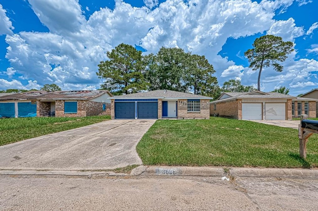 8638 Valley Flag Dr, Houston TX  77078-3739 exterior
