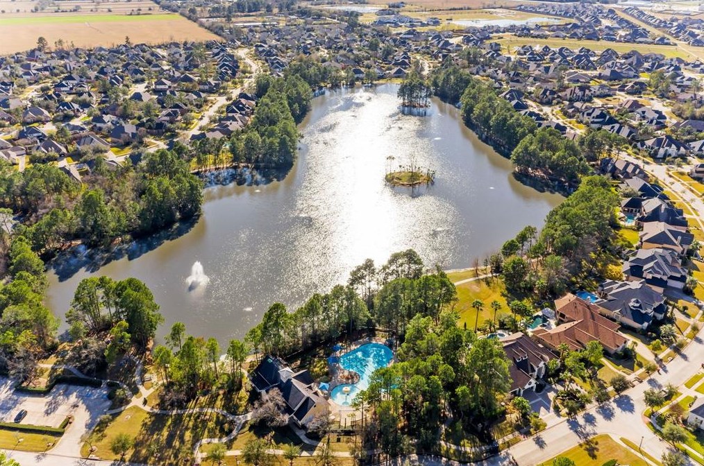 5915 Pinelake Xing Dr, Spring TX 77379-2531 exterior