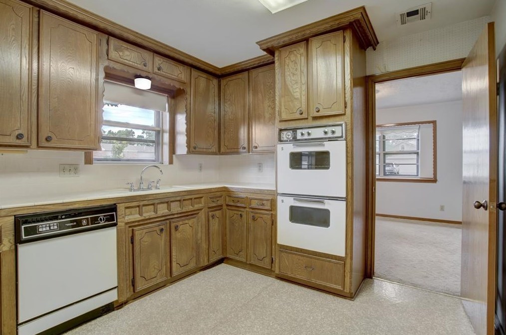 1822 Droxford Dr, Houston TX  77008-3104 exterior