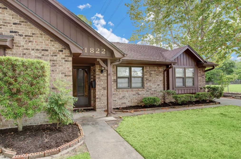 1822 Droxford Dr, Houston TX  77008-3104 exterior