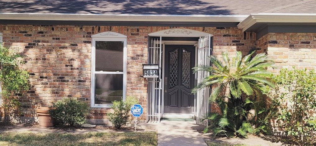 5834 Queensloch Dr, Houston TX  77096-3917 exterior