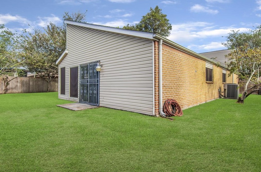 10630 Sageberry Dr, Houston TX  77089-2102 exterior