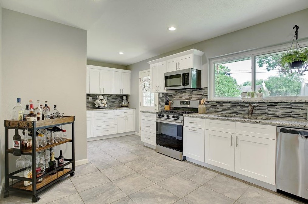 5118 Saxon Dr, Houston TX  77092-5542 exterior