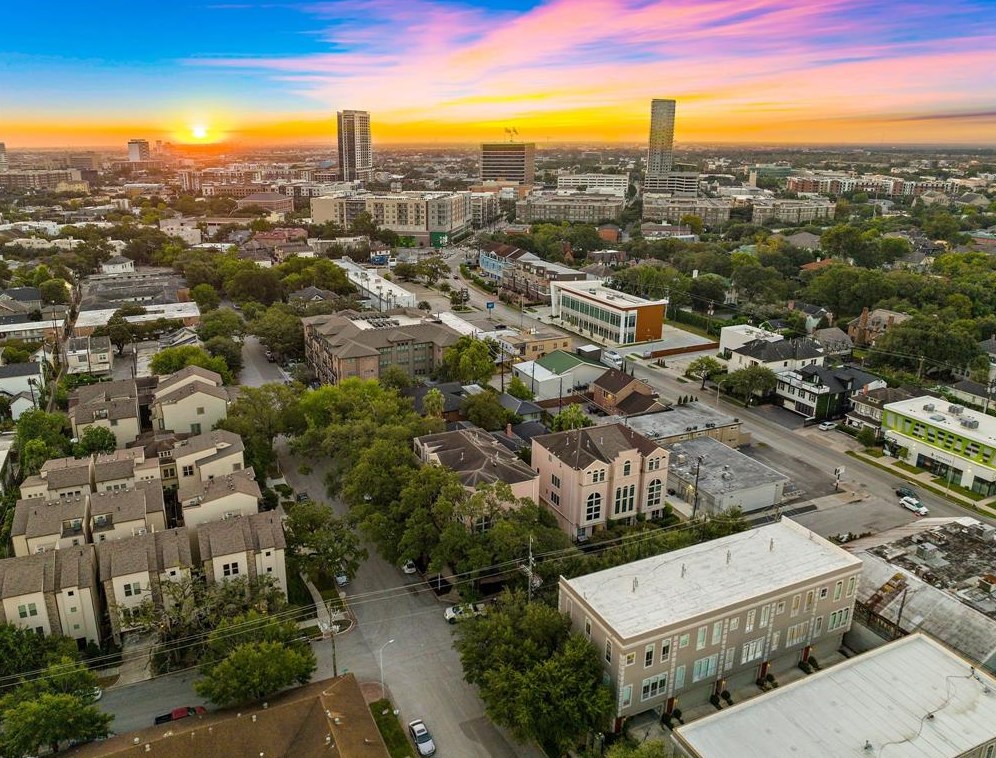 302 Avondale St, Houston TX  77006-3114 exterior