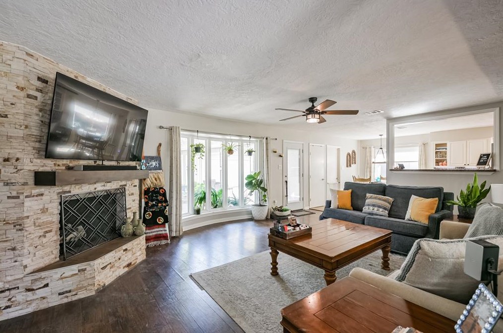 6139 Queensloch Dr, Houston TX  77096-3734 exterior