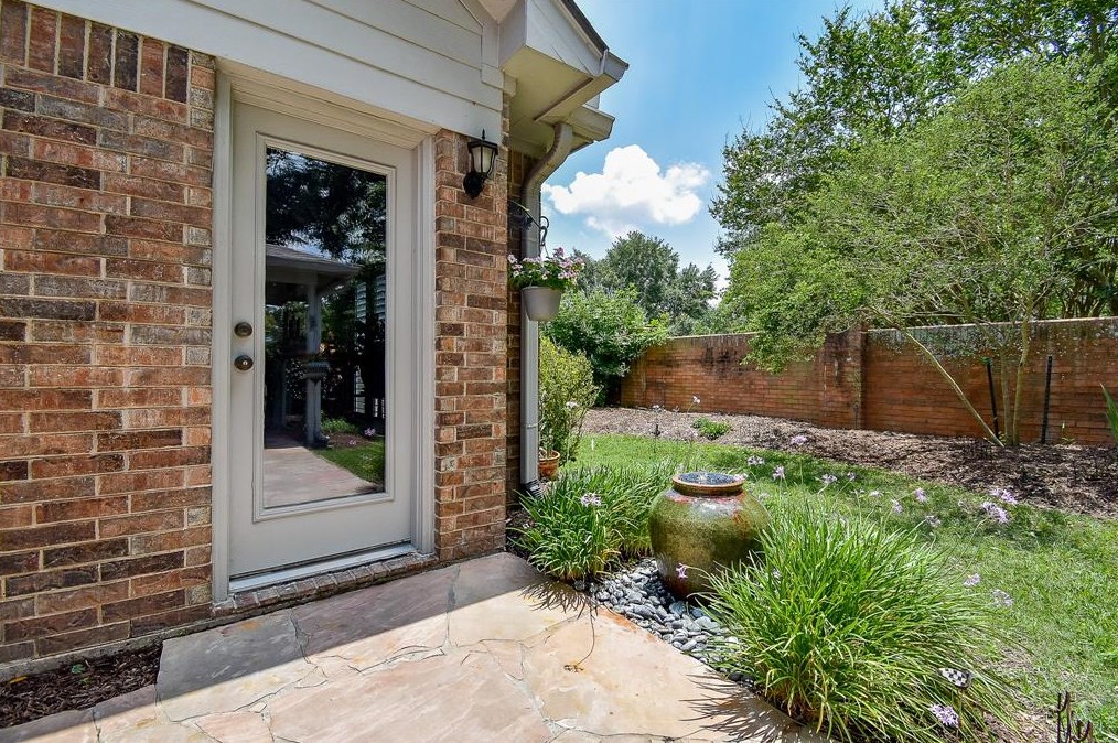 5614 Whisper Rdg Dr, Sugar Land TX  77479-5705 exterior