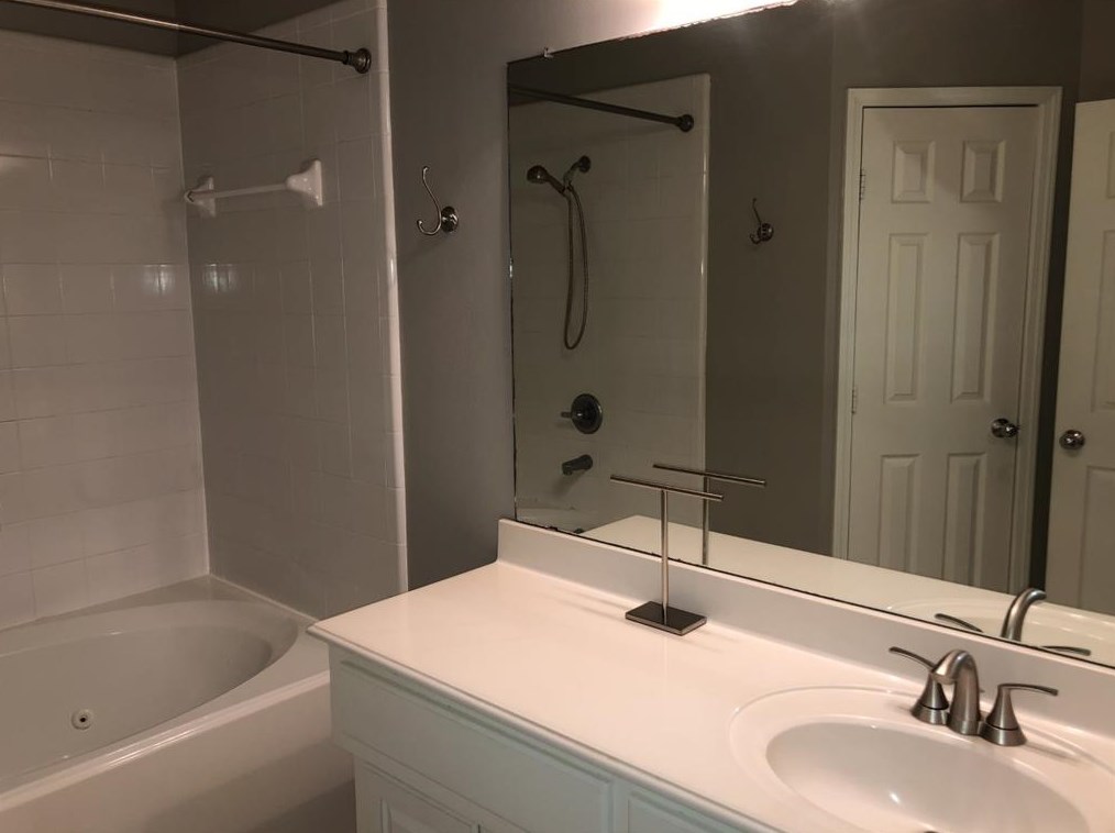 3018 Heights Hollow Ln, Houston TX  77007-7056 exterior