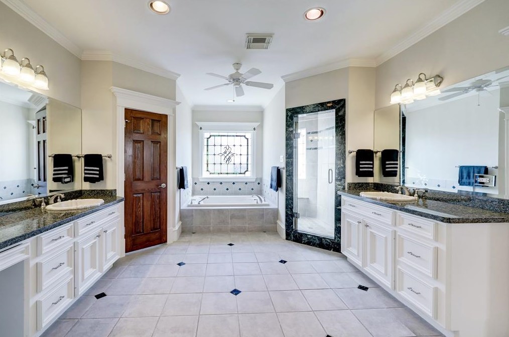 1534 Rutland St, Houston TX  77008-6826 exterior