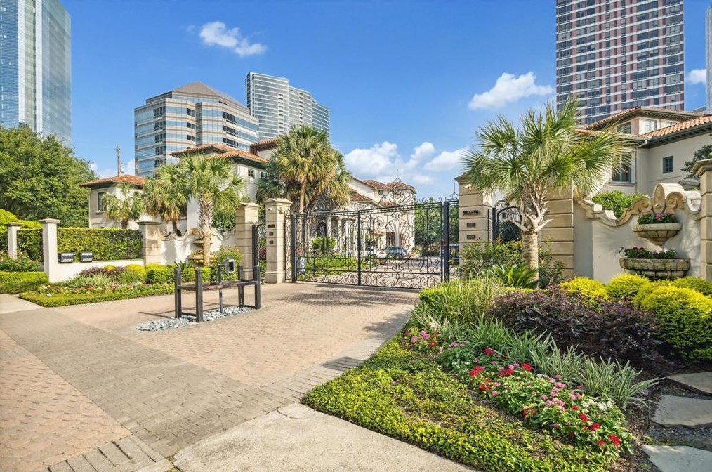 5007 Cedar Creek Dr, Houston TX  77056-2401 exterior
