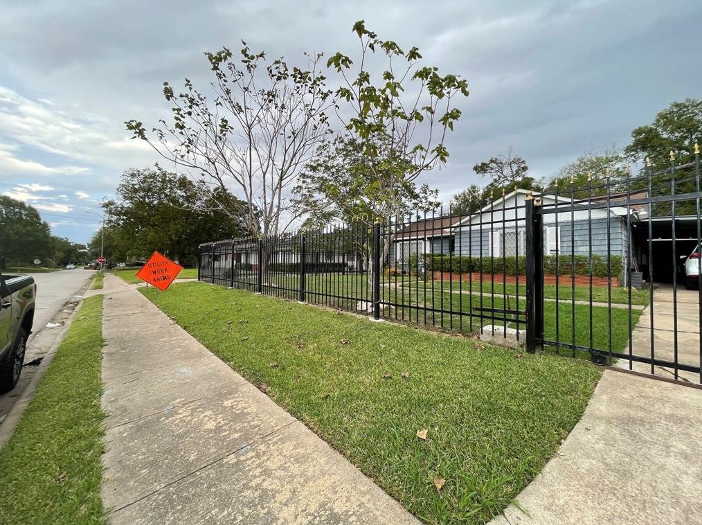8068 Juliabora St, Houston TX  77017-5202 exterior
