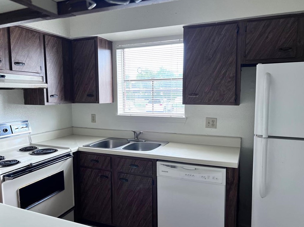 3130 Walnut Bend Ln, Houston TX  77042-4795 exterior