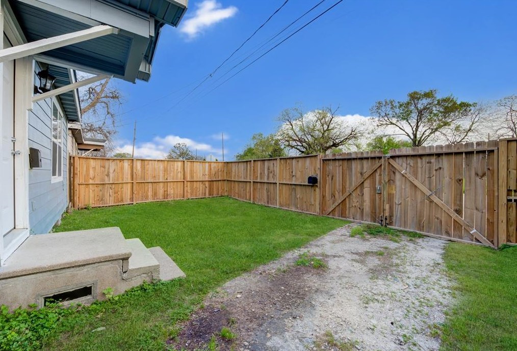 305 41st St, Houston TX  77022-4679 exterior
