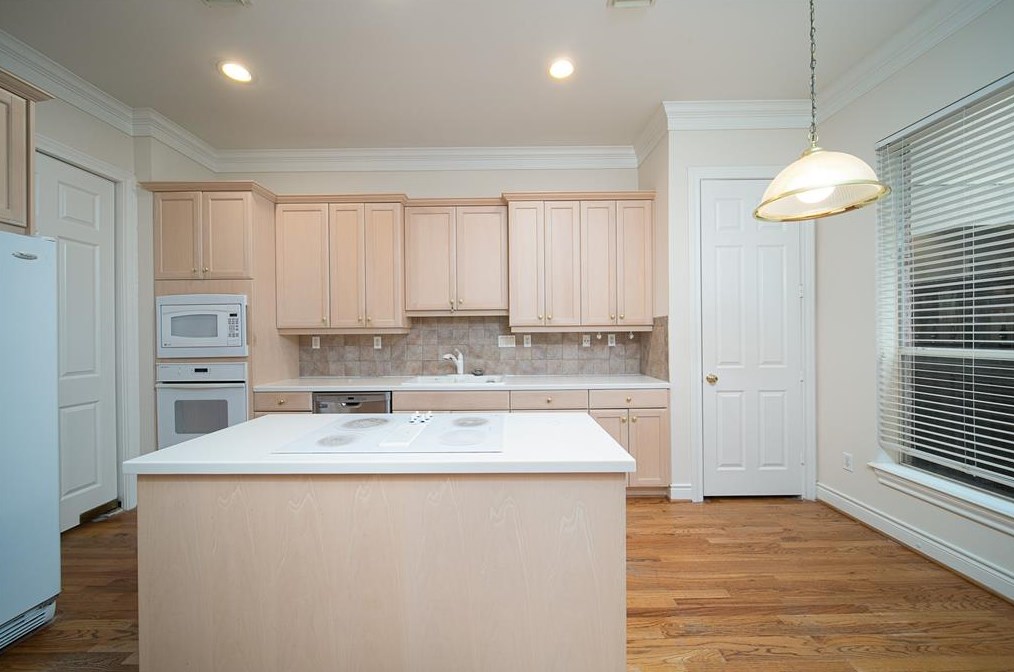 1800 Staffordshire Cres, Houston TX  77030-4144 exterior