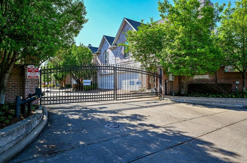 5826 Augusta Ct, Houston TX  77057-2485 exterior