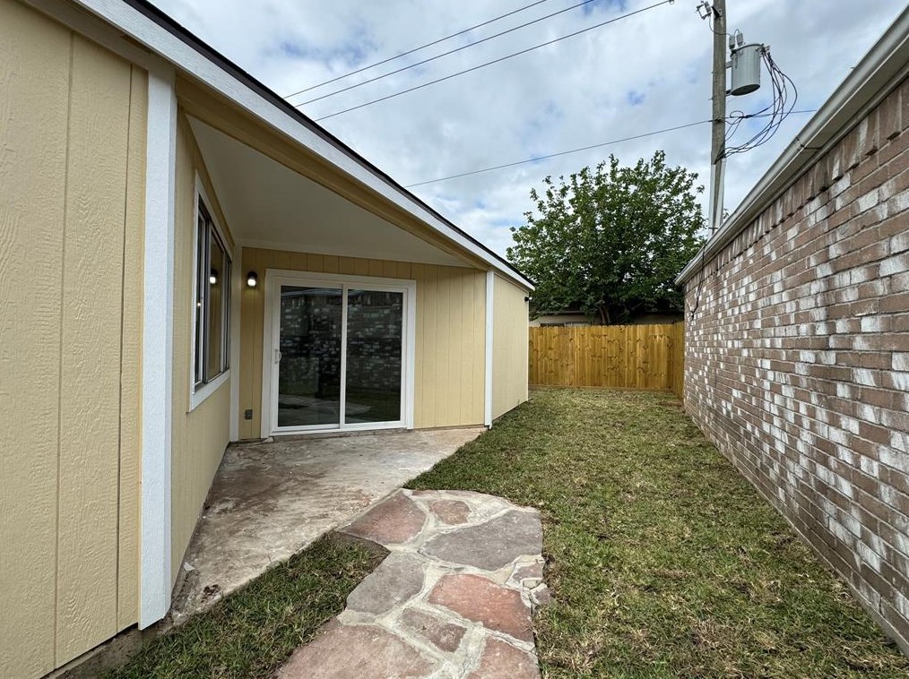 9318 Wellsworth Dr, Houston TX  77083-6160 exterior