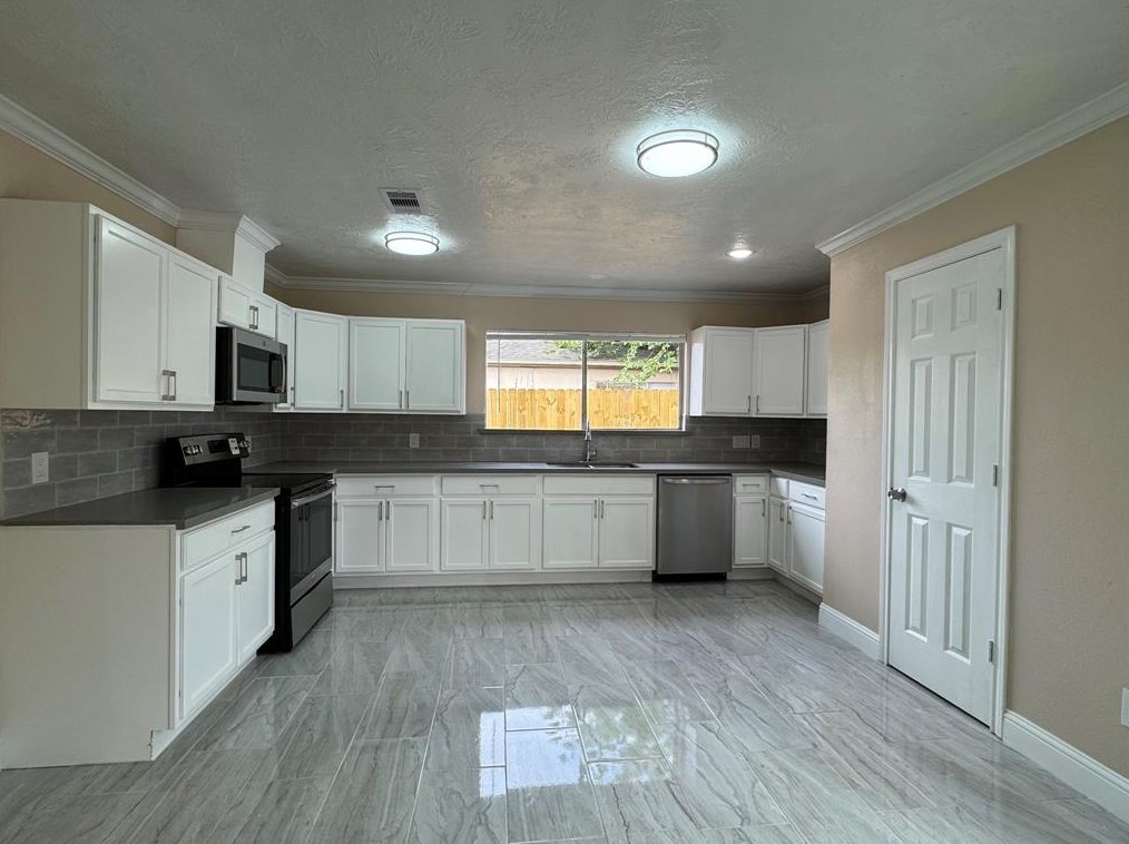 9318 Wellsworth Dr, Houston TX  77083-6160 exterior