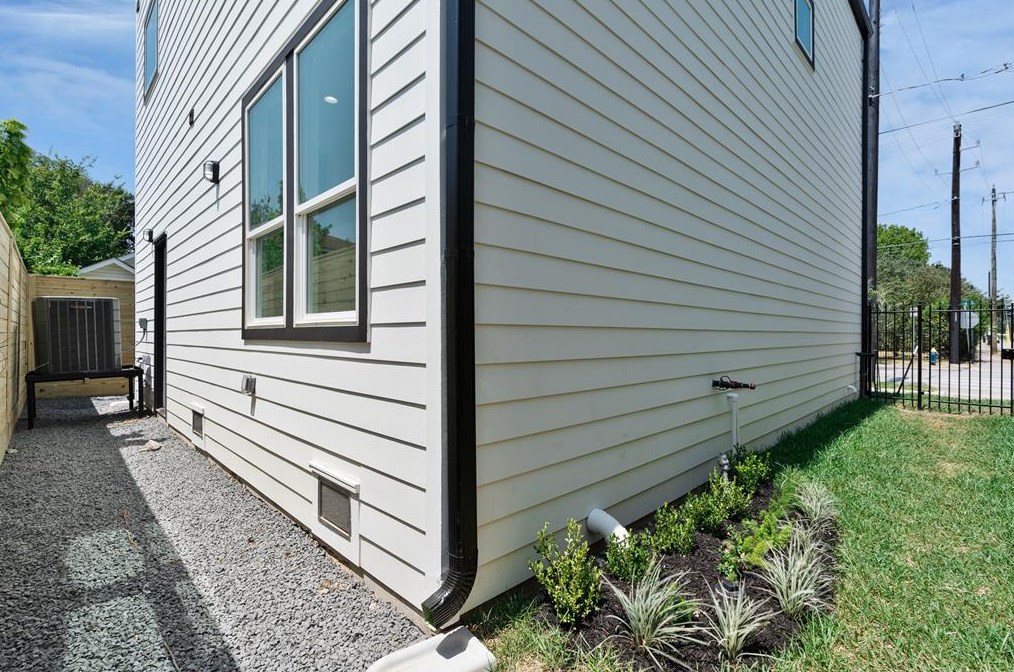 728 33rd St, Houston TX  77022-5102 exterior