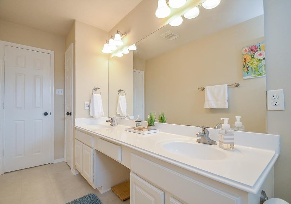 8402 Cross Country Dr, Humble TX  77346-6193 exterior