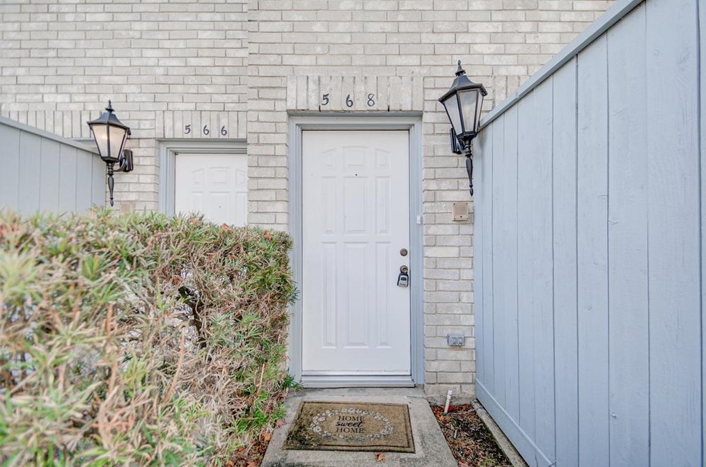 568 Wilcrest Dr, Houston TX  77042-1076 exterior