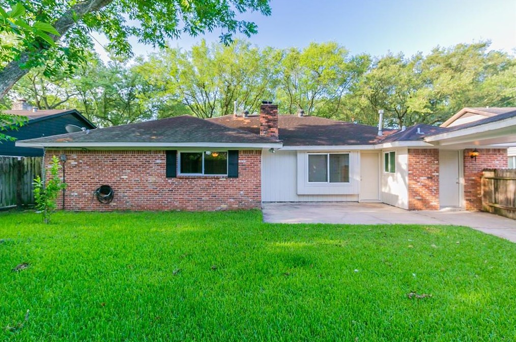 7714 Twin Hl Dr, Houston TX  77071-1323 exterior