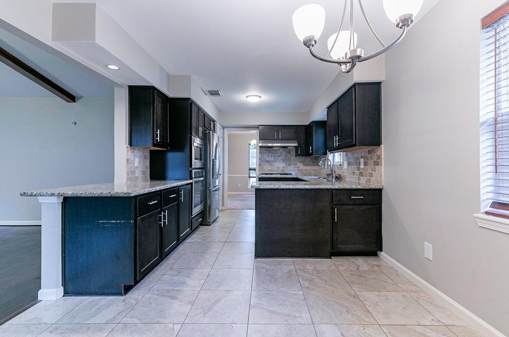 7714 Twin Hl Dr, Houston TX  77071-1323 exterior