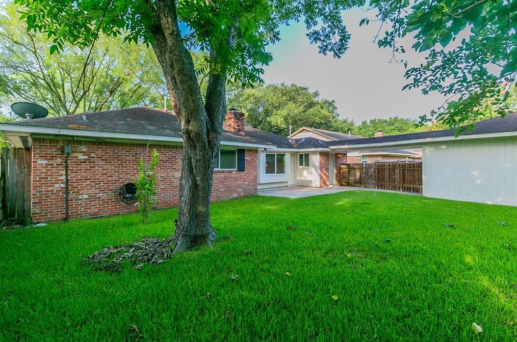 7714 Twin Hl Dr, Houston TX  77071-1323 exterior