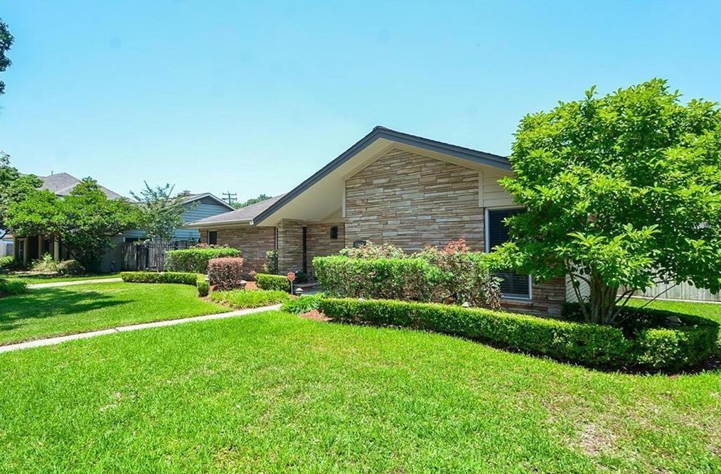4914 Glenmeadow Dr, Houston TX  77096-4210 exterior