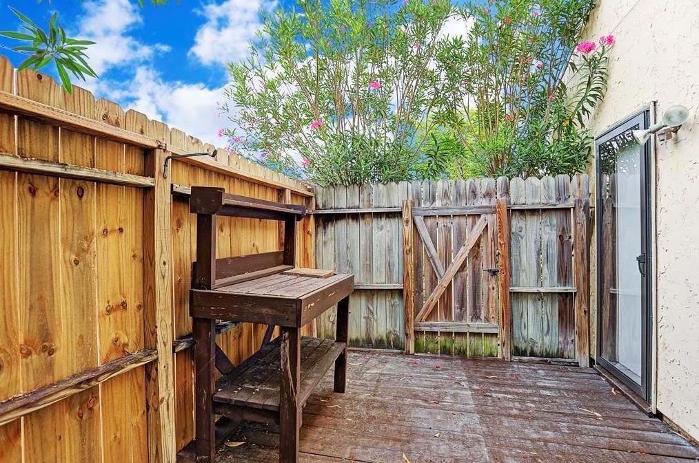 10261 Cottage Fld Rd, Houston TX  77041-8846 exterior