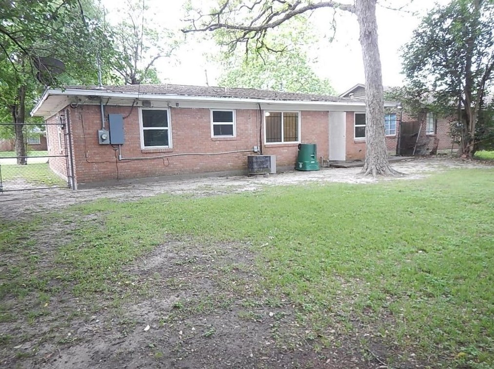 339 Spell, Houston TX  77022-2411 exterior