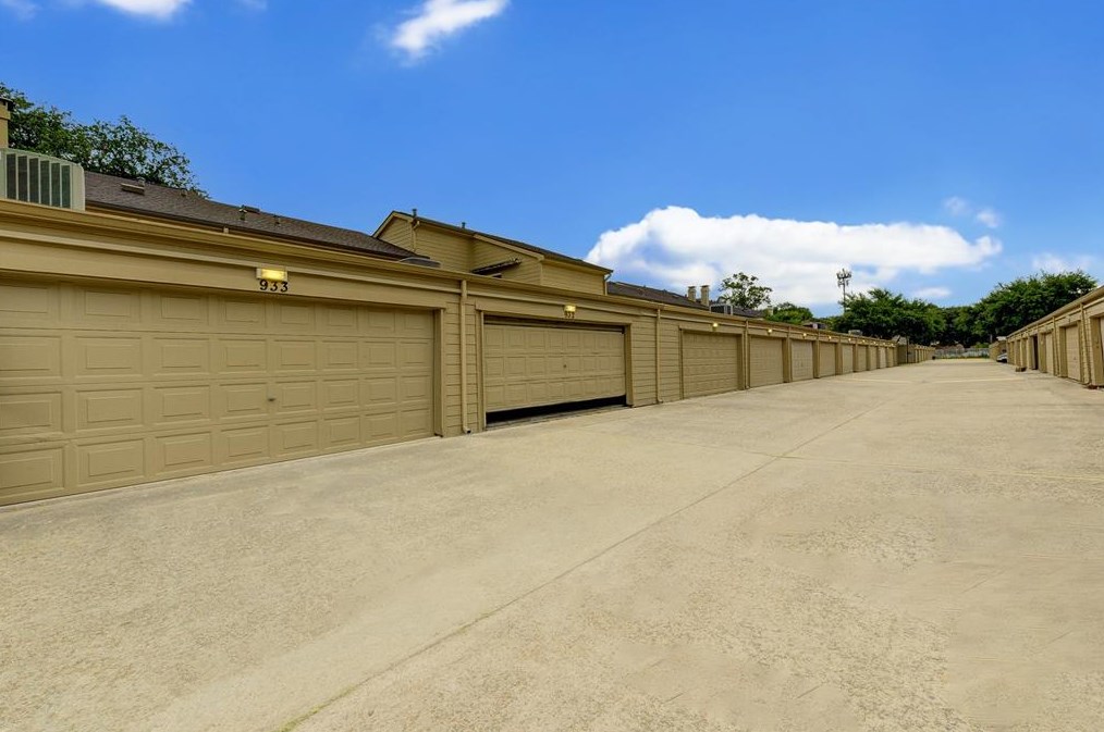 933 Memorial Village Dr, Houston TX  77024-4429 exterior