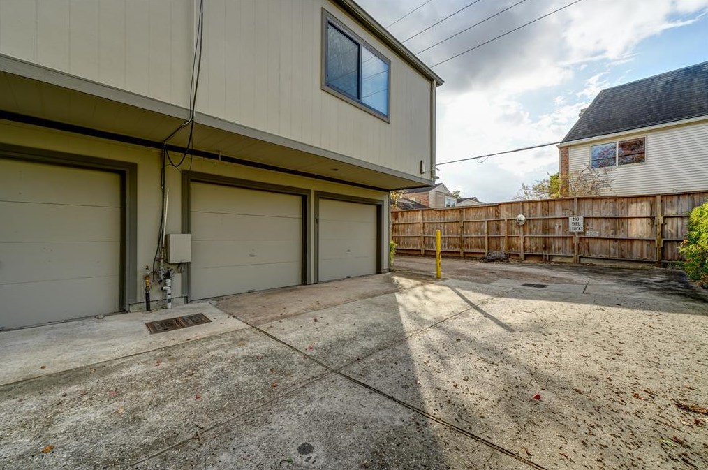 1114 Augusta Dr, Houston TX  77057-2210 exterior