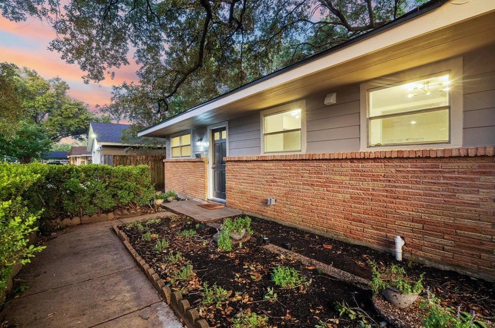 5603 Libbey Ln, Houston TX  77092-5043 exterior