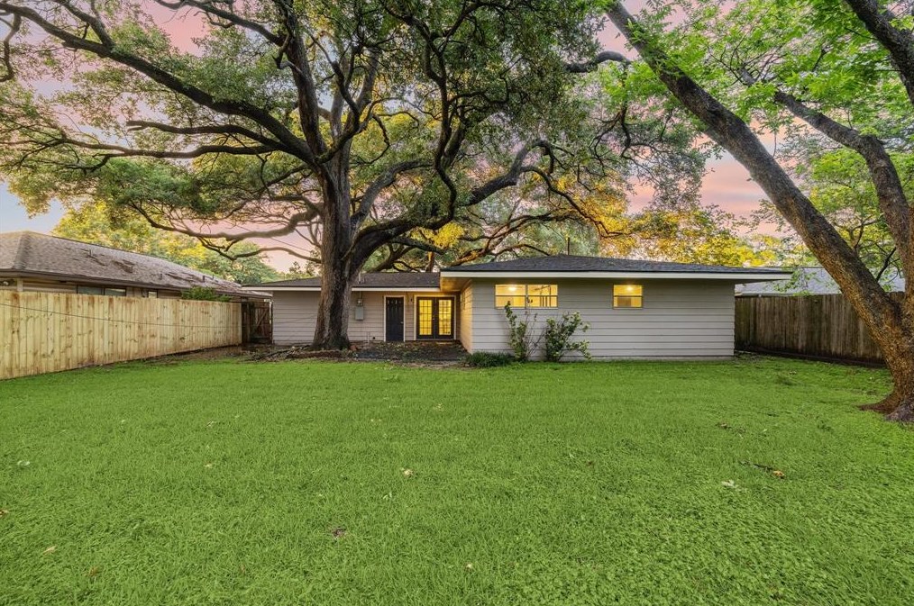 5603 Libbey Ln, Houston TX  77092-5043 exterior