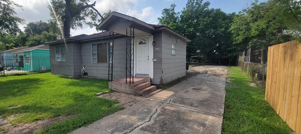 6213 Clover Ridge St, Houston TX  77087-3323 exterior