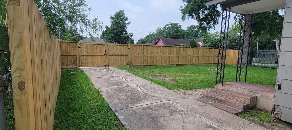 6213 Clover Rdg, Houston TX  77087-3323 exterior