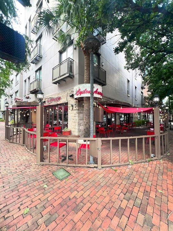 2000 Bagby St, Houston TX  13440-8587 exterior